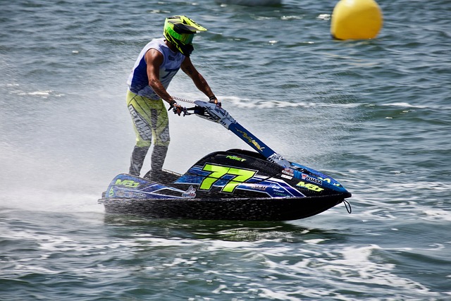 奋力拼抢共 奋力拼抢共